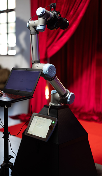 Roboterarm Glambot mit Laptop und Steuerungstablet